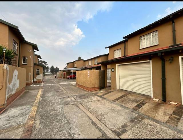 3 BEDROOM TOWNHOUSE FOR SALE IN SPRINGS CENTRAL